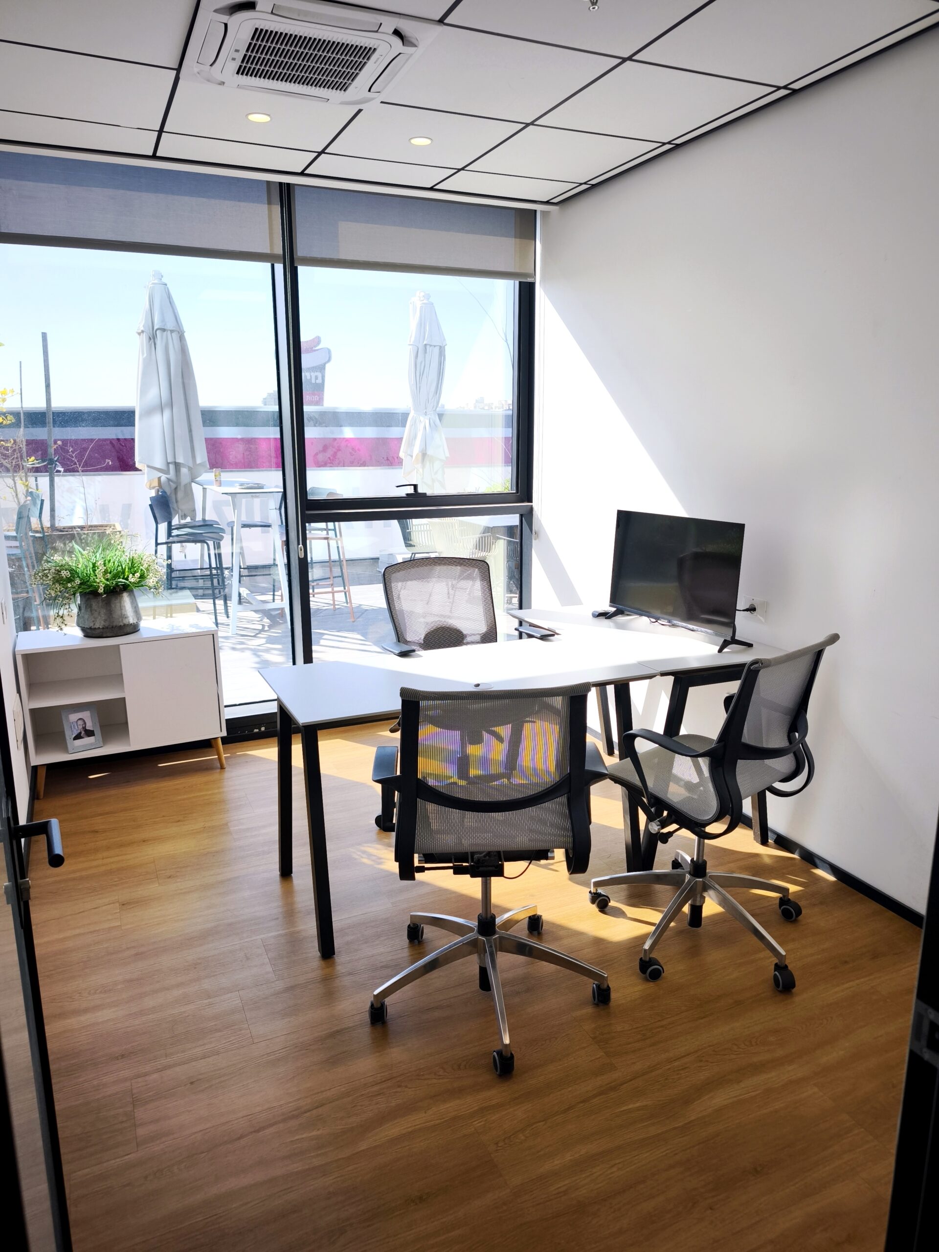 וורקפלוס (Workplus) — חדר פגישות, רחובות